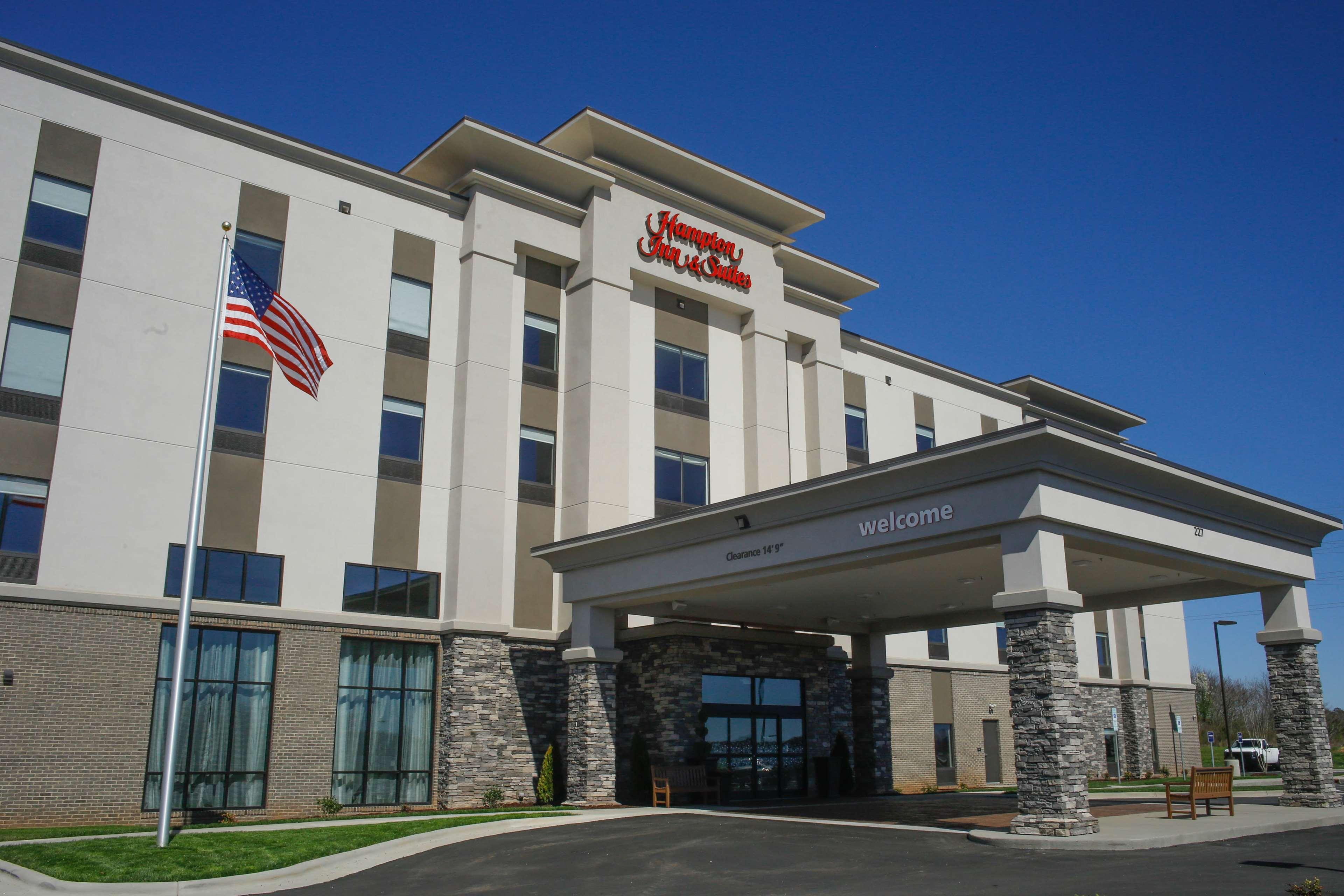 Hampton Inn & Suites Forest City Exterior photo
