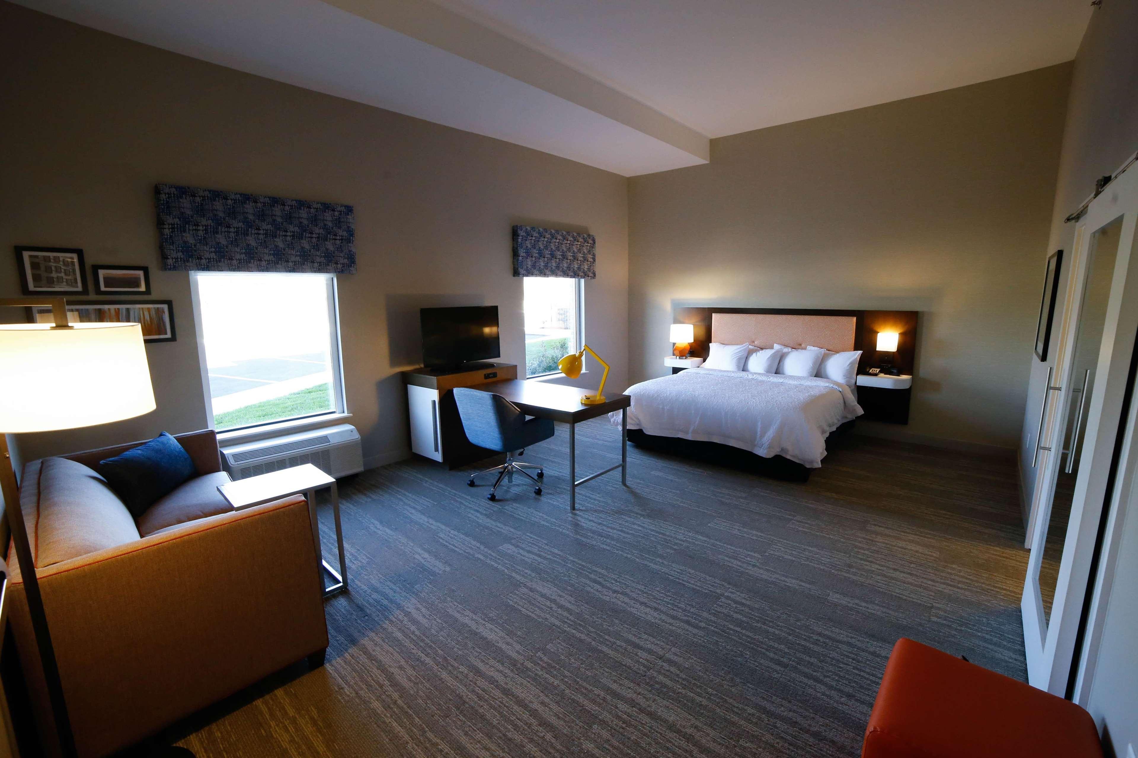 Hampton Inn & Suites Forest City Exterior photo