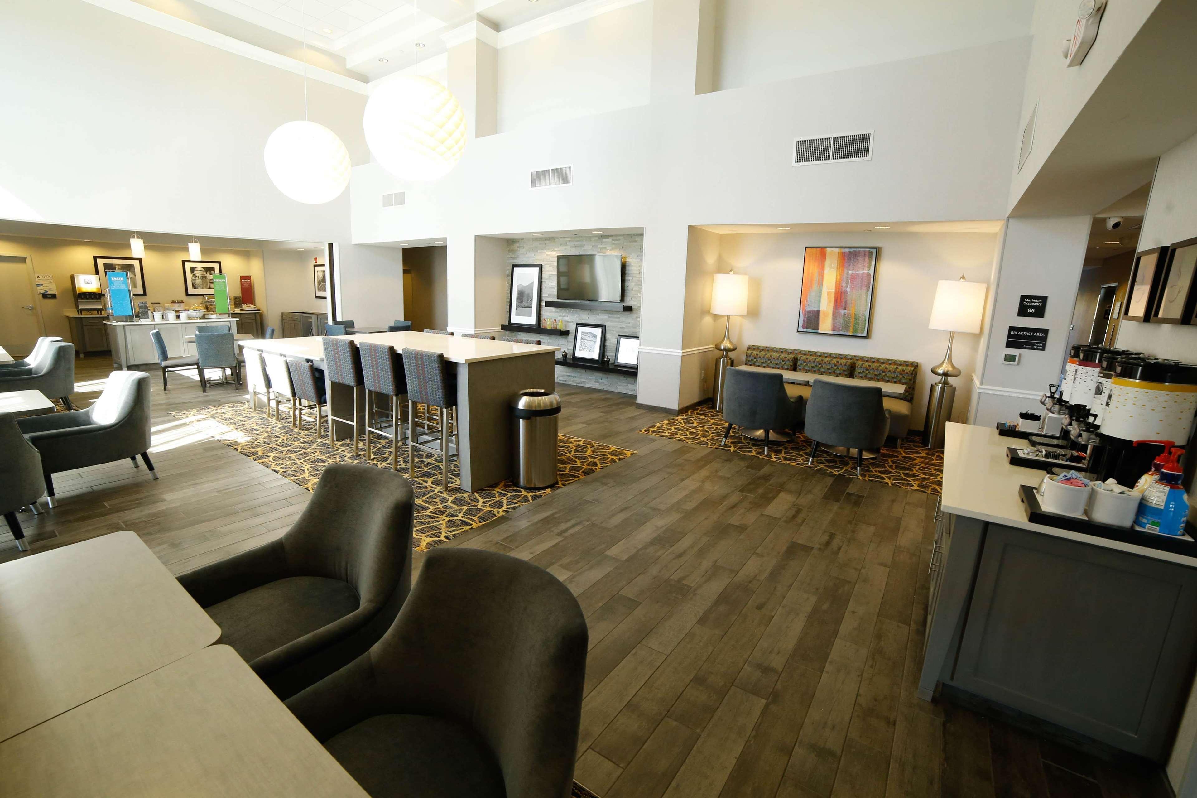 Hampton Inn & Suites Forest City Exterior photo