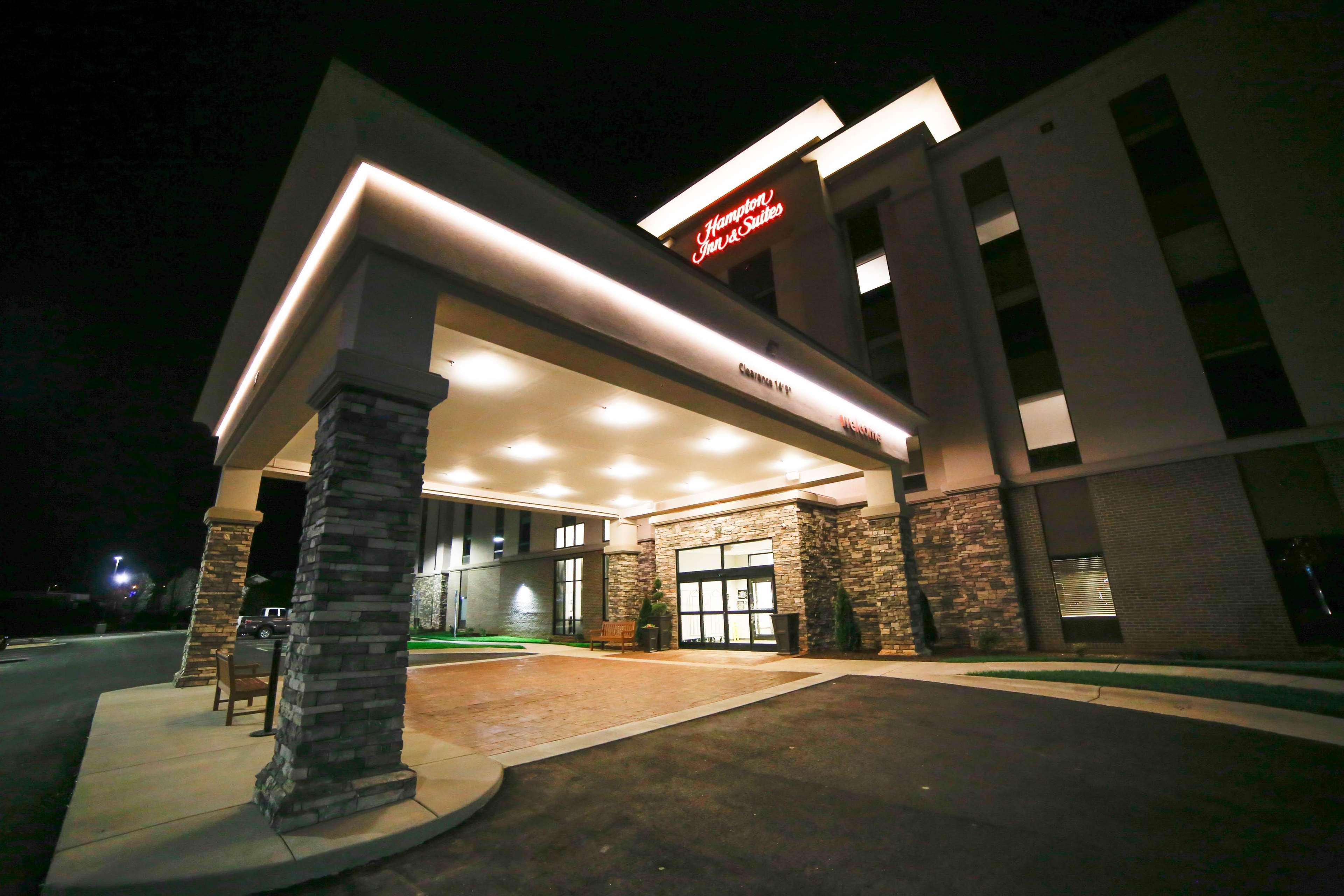 Hampton Inn & Suites Forest City Exterior photo