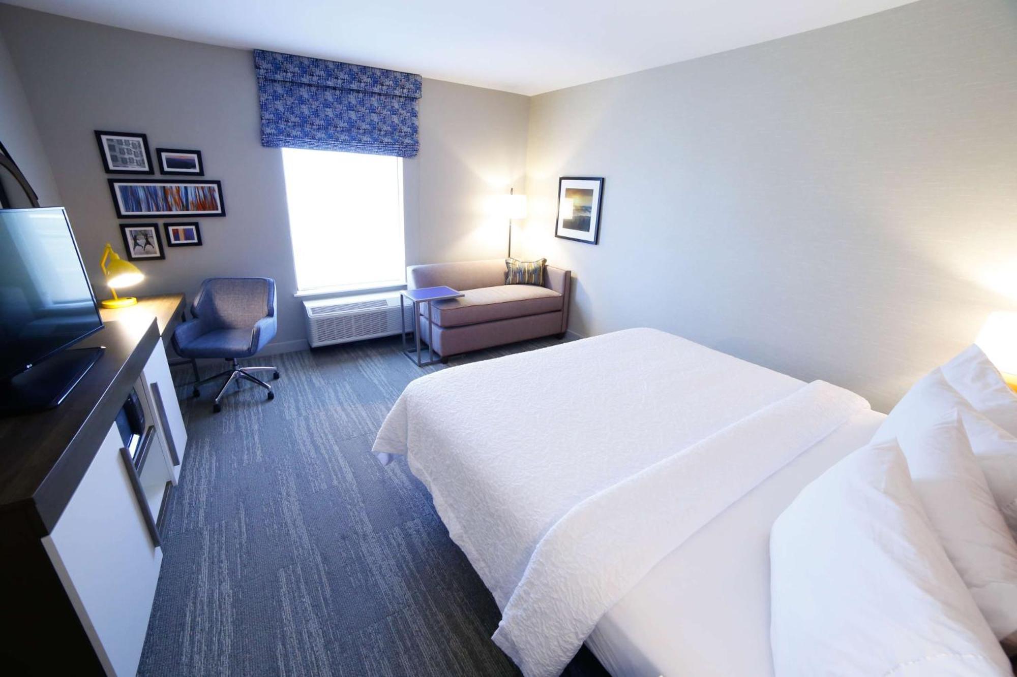 Hampton Inn & Suites Forest City Exterior photo