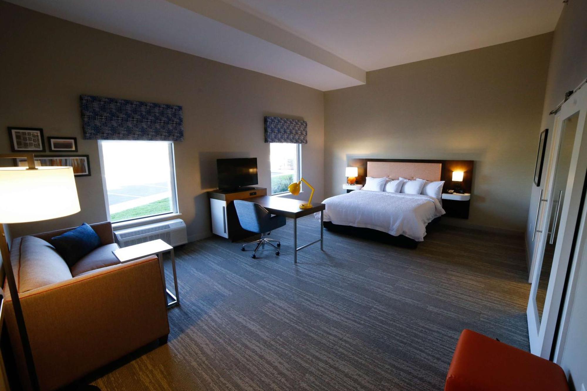 Hampton Inn & Suites Forest City Exterior photo
