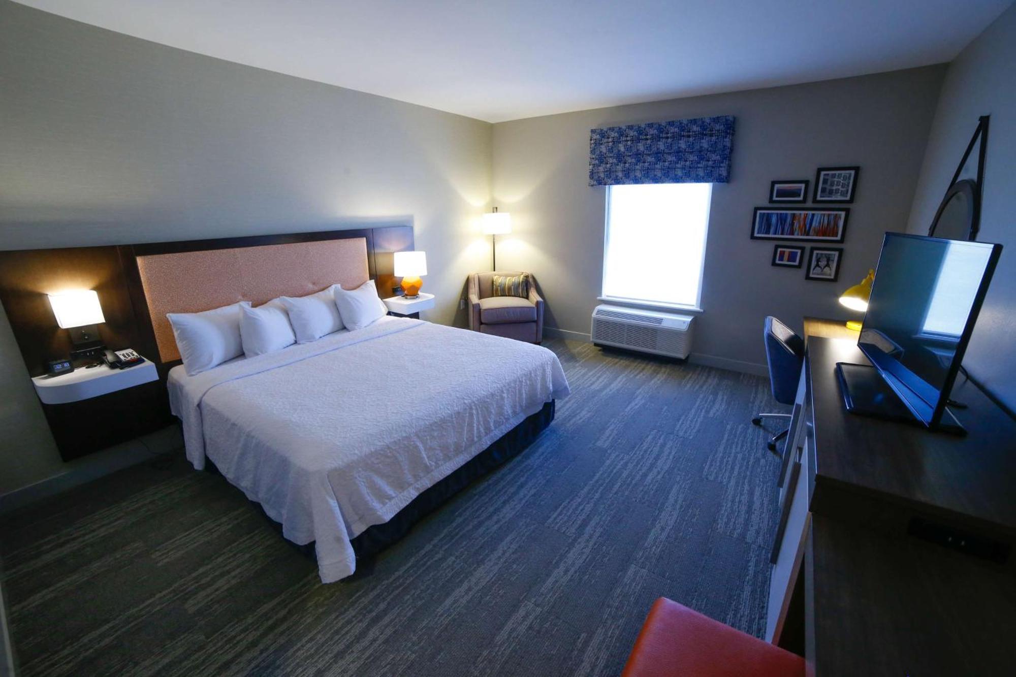 Hampton Inn & Suites Forest City Exterior photo